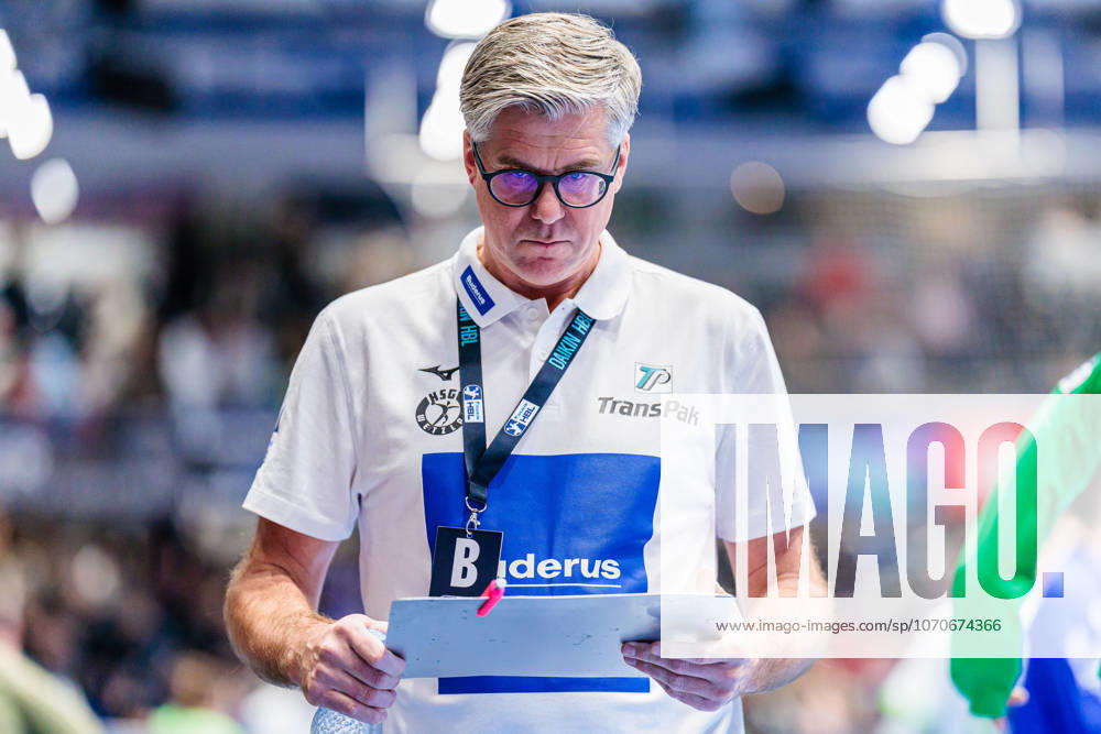 Runar Sigtryggsson (HSG Wetzlar, Trainer) mit Taktiktafel GER, TBV Lemgo Lippe vs. HSG Wetzlar, Handball, 1. Bundesliga, 19. Spieltag, Spielzeit 2025 2026, 26.12.2025 GER, TBV Lemgo Lippe vs. HSG Wetzlar, Handball, 1. Bundesliga, 19. Spieltag, Spielzeit 2025 2026, 26.12.2025 Lemgo