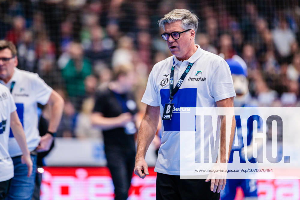 Runar Sigtryggsson (HSG Wetzlar, Trainer) ist enttaeuscht traurig nach 28:25 Niederlage GER, TBV Lemgo Lippe vs. HSG Wetzlar, Handball, 1. Bundesliga, 19. Spieltag, Spielzeit 2025 2026, 26.12.2025 GER, TBV Lemgo Lippe vs. HSG Wetzlar, Handball, 1. Bundesliga, 19. Spieltag, Spielzeit 2025 2026, 26.12.2025 Lemgo