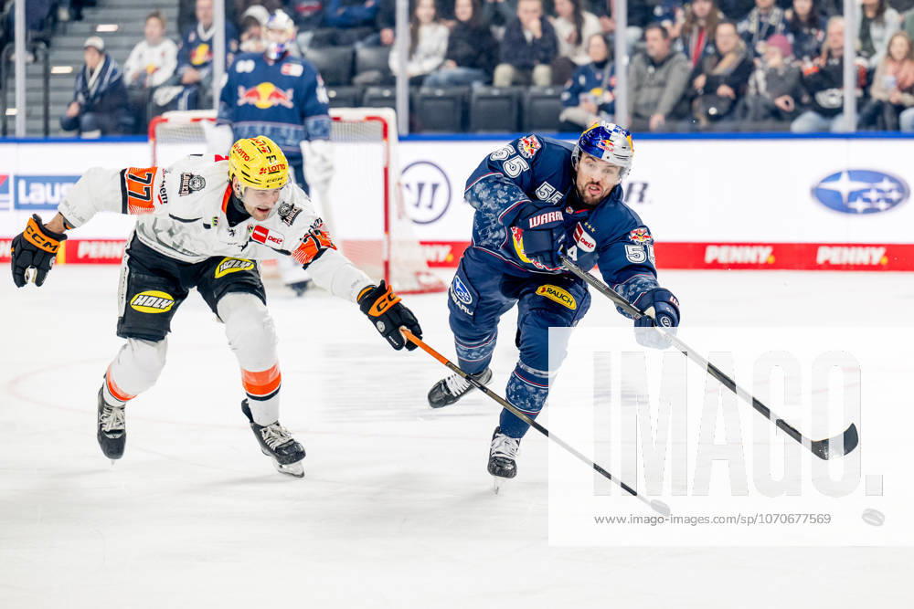 Kampf um den Puck Zweikampf zwischen Daniel Pfaffengut (Loewen Frankfurt, 77) und Fabio Wagner (EHC Red Bull Muenchen, 55) GER, EHC Red Bull Muenchen vs. Loewen Frankfurt, Eishockey, DEL, 32. Spieltag, Saison 2025 2026, 26.12.2025. GER, EHC Red Bull Muenchen vs. Loewen Frankfurt, Eishockey, DEL, 32. Spieltag, Saison 2025 2026, 26.12.2025. Muenchen