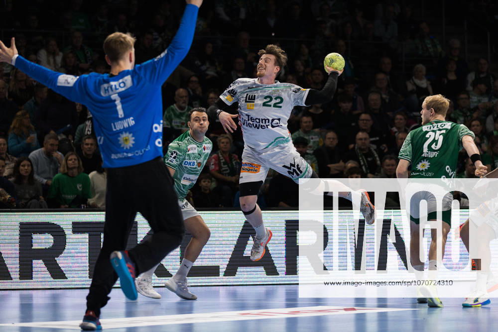 Erik PERSSON (FRISCH AUF! Goeppingen, 22) erzielt ein Tor, Aktion, Torwurf GER, Fuechse Berlin vs. FRISCH AUF! Goeppingen, Handball, Bundesliga, 19. Spieltag, Spielzeit 2025 2026, 27.12.2025, GER, Fuechse Berlin vs. FRISCH AUF! Goeppingen, Handball, Bundesliga, 19. Spieltag, Spielzeit 2025 2026, 27.12.2025, Berlin