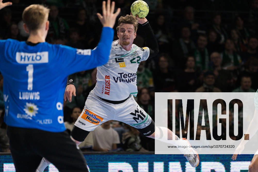 Erik PERSSON (FRISCH AUF! Goeppingen, 22) erzielt ein Tor, Aktion, Torwurf GER, Fuechse Berlin vs. FRISCH AUF! Goeppingen, Handball, Bundesliga, 19. Spieltag, Spielzeit 2025 2026, 27.12.2025, GER, Fuechse Berlin vs. FRISCH AUF! Goeppingen, Handball, Bundesliga, 19. Spieltag, Spielzeit 2025 2026, 27.12.2025, Berlin