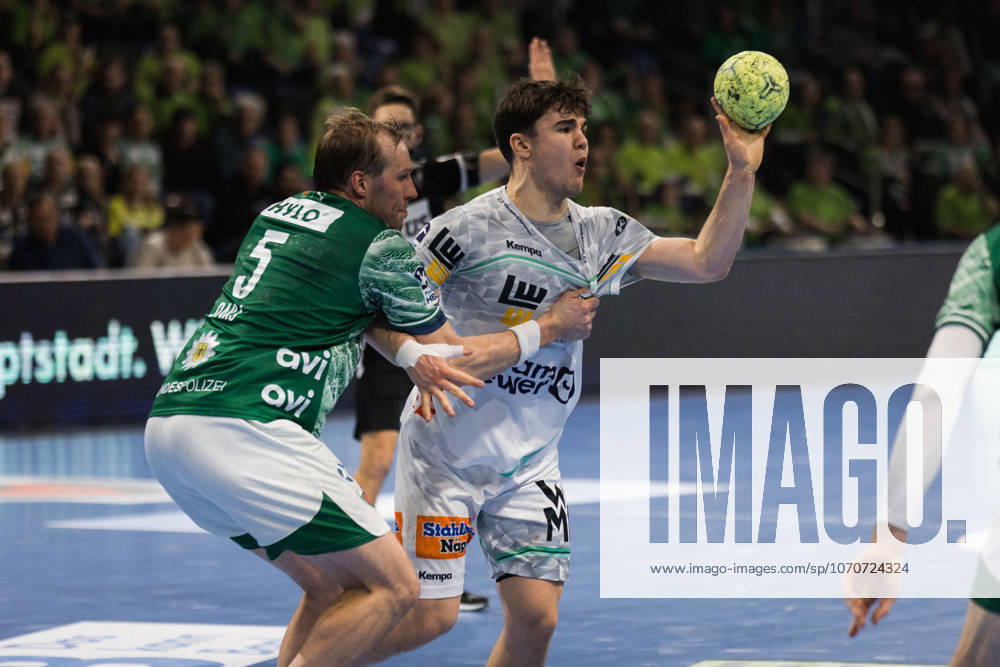 Elias NEWEL (FRISCH AUF! Goeppingen, 40) im Zweikampf gegen Max DARJ (Fuechse Berlin, 05) GER, Fuechse Berlin vs. FRISCH AUF! Goeppingen, Handball, Bundesliga, 19. Spieltag, Spielzeit 2025 2026, 27.12.2025, GER, Fuechse Berlin vs. FRISCH AUF! Goeppingen, Handball, Bundesliga, 19. Spieltag, Spielzeit 2025 2026, 27.12.2025, Berlin