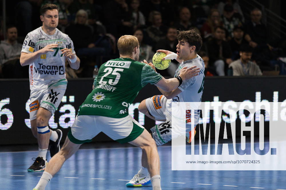 Elias NEWEL (FRISCH AUF! Goeppingen, 40) im Zweikampf gegen Matthes LANGHOFF (Fuechse Berlin, 25) GER, Fuechse Berlin vs. FRISCH AUF! Goeppingen, Handball, Bundesliga, 19. Spieltag, Spielzeit 2025 2026, 27.12.2025, GER, Fuechse Berlin vs. FRISCH AUF! Goeppingen, Handball, Bundesliga, 19. Spieltag, Spielzeit 2025 2026, 27.12.2025, Berlin