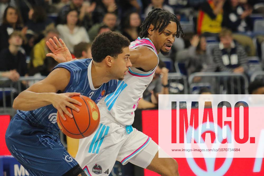 Kevin McClain (MLP Academics Heidelberg, 3), Zachery Cooks (Telekom Baskets Bonn, 3) GER, MLP Academics Heidelberg vs. Telekom Baskets Bonn, Basketball, easycredit Basketball Bundesliga, 12.Spieltag, Saison, 2025 2026, 27.12.2025 GER, MLP Academics Heidelberg vs. Telekom Baskets Bonn, Basketball, easycredit Basketball Bundesliga, 12.Spieltag, Saison, 2025 2026, 27.12.2025 Mannheim
