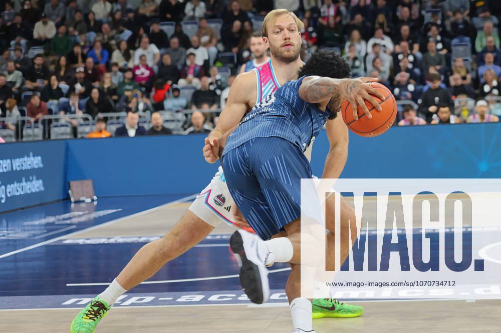 Melvin Jostmann (Telekom Baskets Bonn, 12),Marcus Werthers (MLP Academics Heidelberg, 00) GER, MLP Academics Heidelberg vs. Telekom Baskets Bonn, Basketball, easycredit Basketball Bundesliga, 12.Spieltag, Saison, 2025 2026, 27.12.2025 GER, MLP Academics Heidelberg vs. Telekom Baskets Bonn, Basketball, easycredit Basketball Bundesliga, 12.Spieltag, Saison, 2025 2026, 27.12.2025 Mannheim