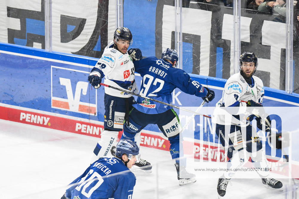 Straubing Tigers vs. Iserlohn Roosters, Eishockey, Deutsche Eishockey Liga, Penny DEL, 33.Spieltag, Saison 2025 2026, 28.12.2025 Marcel Brandt (Straubing Tigers) an der Bande mit Colin Ugbekile (Iserlohn Roosters), Eishockey Herren, Deutsche Eishockey Liga, Penny DEL, 33.Spieltag, Saison 2025 2026 am 28.12.2025 im Eisstadion am Pulverturm, Straubing Tigers (blau) gegen Iserlohn Roosters (weiss)