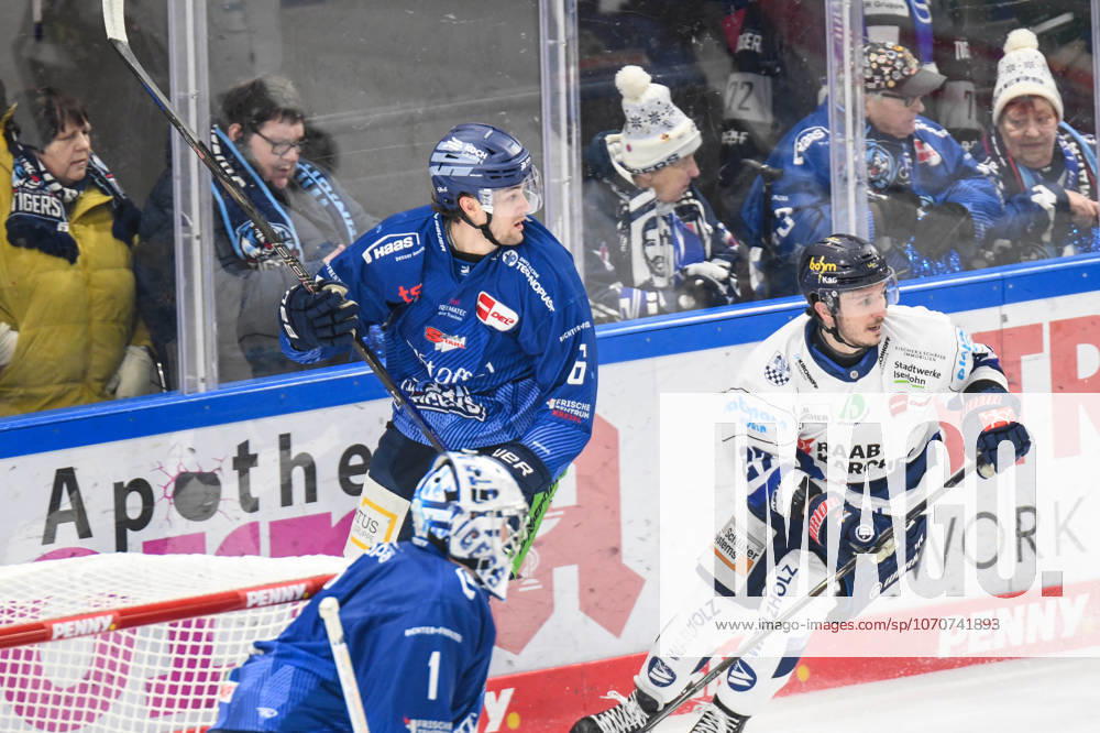 Straubing Tigers vs. Iserlohn Roosters, Eishockey, Deutsche Eishockey Liga, Penny DEL, 33.Spieltag, Saison 2025 2026, 28.12.2025 Alex Green (Straubing Tigers) mit Christian Thomas (Iserlohn Roosters), Eishockey Herren, Deutsche Eishockey Liga, Penny DEL, 33.Spieltag, Saison 2025 2026 am 28.12.2025 im Eisstadion am Pulverturm, Straubing Tigers (blau) gegen Iserlohn Roosters (weiss)