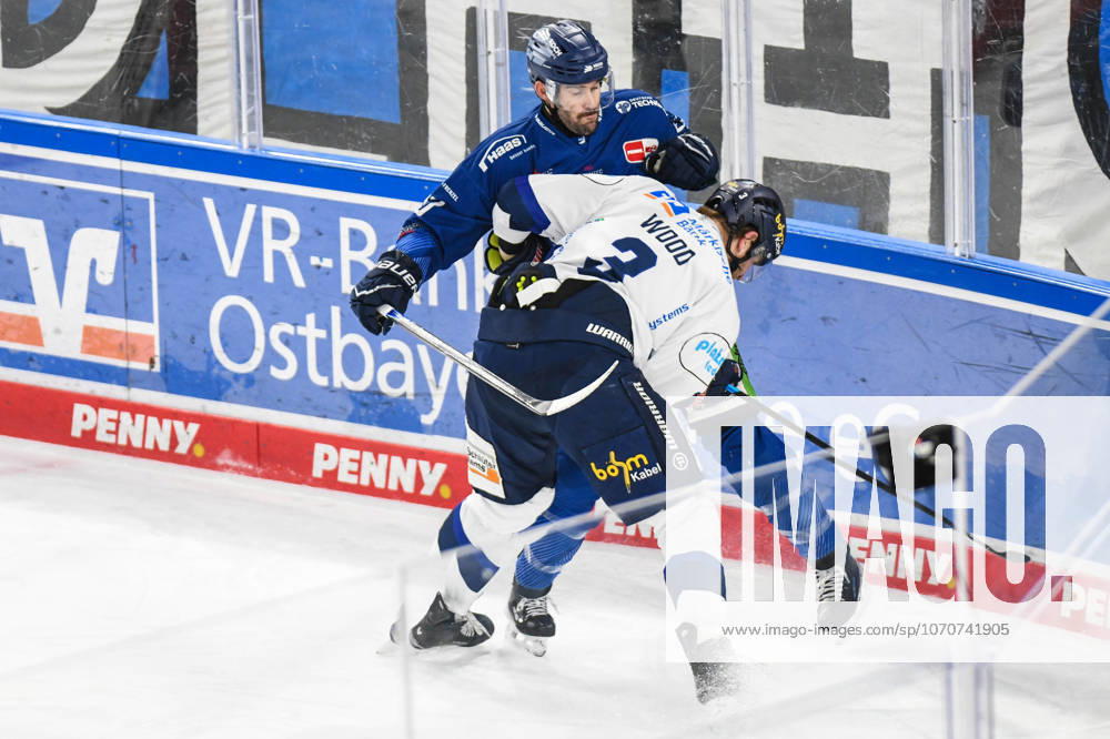 Straubing Tigers vs. Iserlohn Roosters, Eishockey, Deutsche Eishockey Liga, Penny DEL, 33.Spieltag, Saison 2025 2026, 28.12.2025 Justin Scott (straubing Tigers) im Duell mit Kyle Wood (Iserlohn Roosters), Eishockey Herren, Deutsche Eishockey Liga, Penny DEL, 33.Spieltag, Saison 2025 2026 am 28.12.2025 im Eisstadion am Pulverturm, Straubing Tigers (blau) gegen Iserlohn Roosters (weiss)