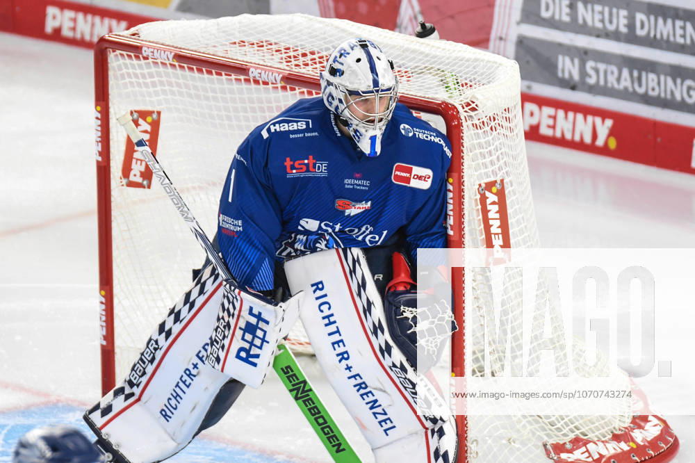 Straubing Tigers vs. Iserlohn Roosters, Eishockey, Deutsche Eishockey Liga, Penny DEL, 33.Spieltag, Saison 2025 2026, 28.12.2025 Florian Bugl (Straubing Tigers), Eishockey Herren, Deutsche Eishockey Liga, Penny DEL, 33.Spieltag, Saison 2025 2026 am 28.12.2025 im Eisstadion am Pulverturm, Straubing Tigers (blau) gegen Iserlohn Roosters (weiss)