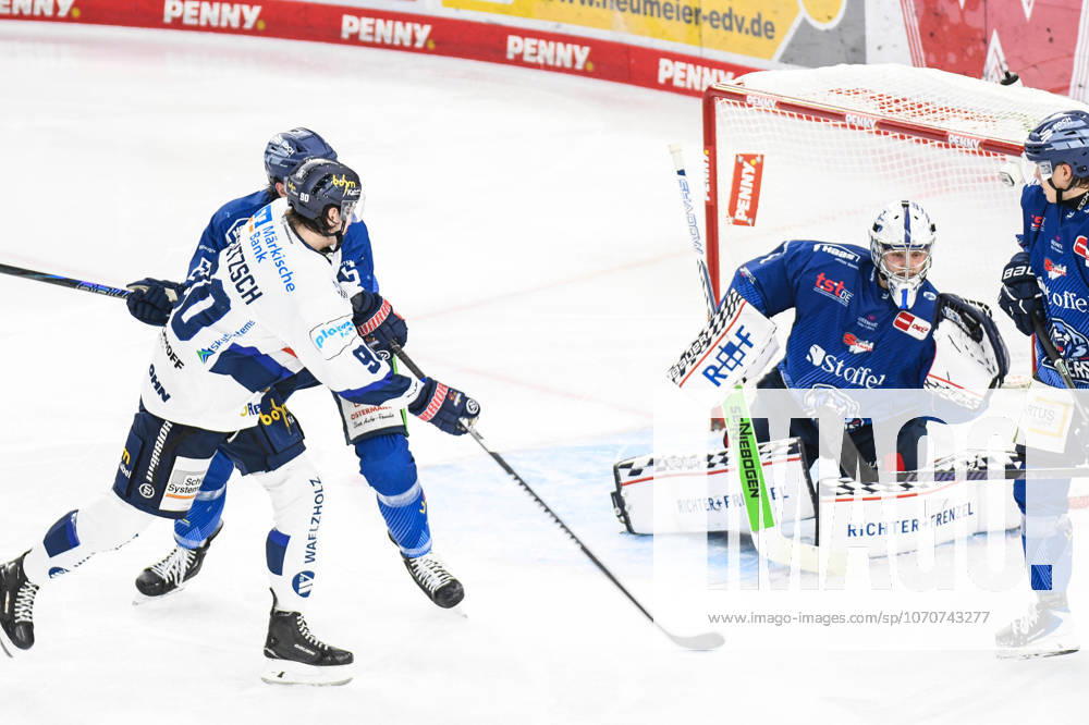 Straubing Tigers vs. Iserlohn Roosters, Eishockey, Deutsche Eishockey Liga, Penny DEL, 33.Spieltag, Saison 2025 2026, 28.12.2025 Tarjo Jentzsch (Iserlohn Roosters) vergibt den Treffer vor Florian Bugl (Straubing Tigers), Eishockey Herren, Deutsche Eishockey Liga, Penny DEL, 33.Spieltag, Saison 2025 2026 am 28.12.2025 im Eisstadion am Pulverturm, Straubing Tigers (blau) gegen Iserlohn Roosters (weiss)