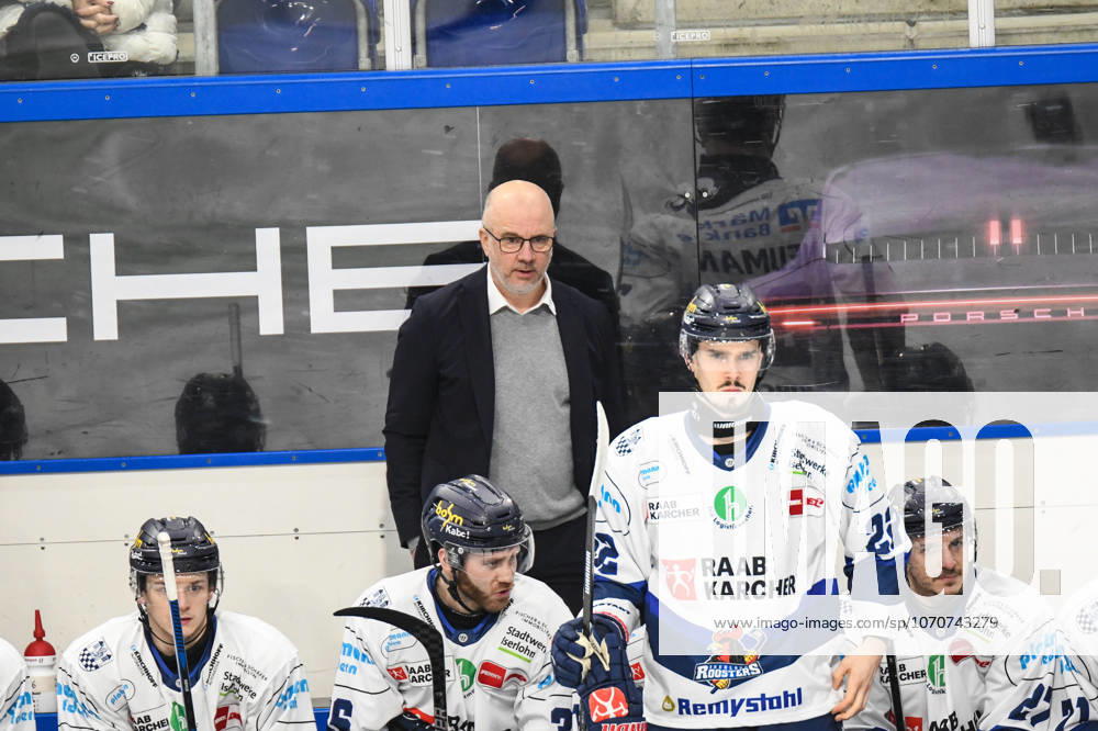 Straubing Tigers vs. Iserlohn Roosters, Eishockey, Deutsche Eishockey Liga, Penny DEL, 33.Spieltag, Saison 2025 2026, 28.12.2025 Stefan Nymen (Iserlohn Roosters), Eishockey Herren, Deutsche Eishockey Liga, Penny DEL, 33.Spieltag, Saison 2025 2026 am 28.12.2025 im Eisstadion am Pulverturm, Straubing Tigers (blau) gegen Iserlohn Roosters (weiss)