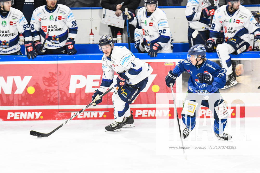Straubing Tigers vs. Iserlohn Roosters, Eishockey, Deutsche Eishockey Liga, Penny DEL, 33.Spieltag, Saison 2025 2026, 28.12.2025 Tyler Boland (Iserlohn Roosters) mit Elis Hede (Straubing Tigers), Eishockey Herren, Deutsche Eishockey Liga, Penny DEL, 33.Spieltag, Saison 2025 2026 am 28.12.2025 im Eisstadion am Pulverturm, Straubing Tigers (blau) gegen Iserlohn Roosters (weiss)