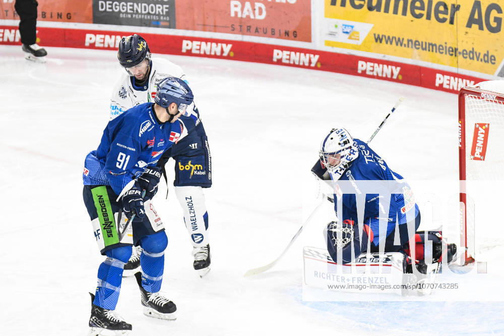 Straubing Tigers vs. Iserlohn Roosters, Eishockey, Deutsche Eishockey Liga, Penny DEL, 33.Spieltag, Saison 2025 2026, 28.12.2025 Florian Bugl (Straubing Tigers) beobachtet das Spiel, Eishockey Herren, Deutsche Eishockey Liga, Penny DEL, 33.Spieltag, Saison 2025 2026 am 28.12.2025 im Eisstadion am Pulverturm, Straubing Tigers (blau) gegen Iserlohn Roosters (weiss)