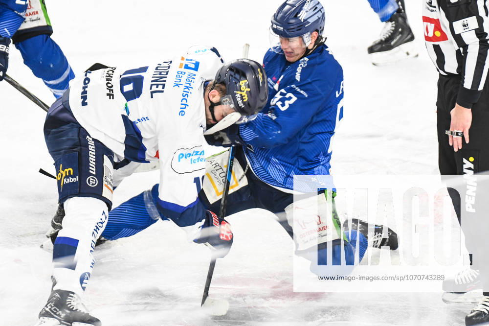 Straubing Tigers vs. Iserlohn Roosters, Eishockey, Deutsche Eishockey Liga, Penny DEL, 33.Spieltag, Saison 2025 2026, 28.12.2025 Danjo Leonhardt (Straubing Tigers) beim Bully mit Eric Cornel (Iserlohn Roosters), Eishockey Herren, Deutsche Eishockey Liga, Penny DEL, 33.Spieltag, Saison 2025 2026 am 28.12.2025 im Eisstadion am Pulverturm, Straubing Tigers (blau) gegen Iserlohn Roosters (weiss)