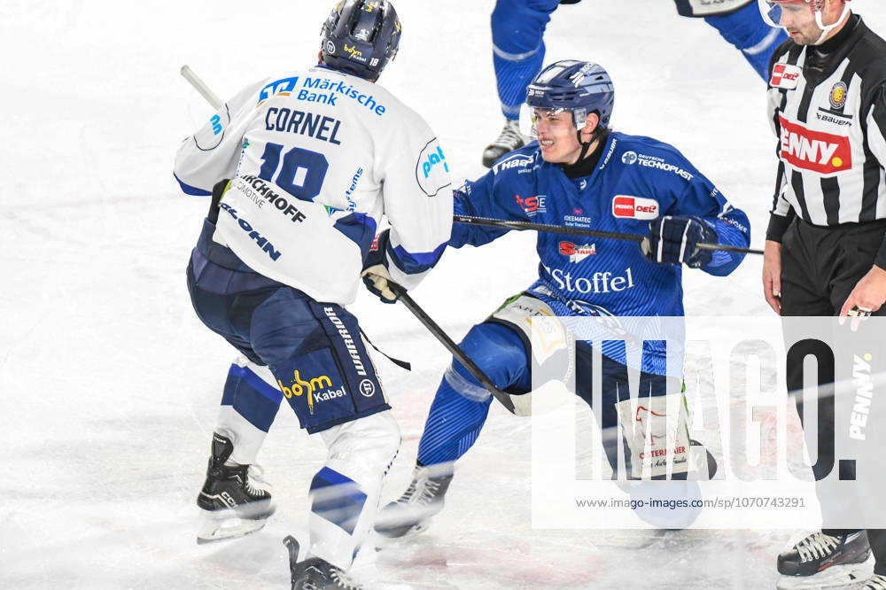 Straubing Tigers vs. Iserlohn Roosters, Eishockey, Deutsche Eishockey Liga, Penny DEL, 33.Spieltag, Saison 2025 2026, 28.12.2025 Danjo Leonhardt (Straubing Tigers) beim Bully mit Eric Cornel (Iserlohn Roosters), Eishockey Herren, Deutsche Eishockey Liga, Penny DEL, 33.Spieltag, Saison 2025 2026 am 28.12.2025 im Eisstadion am Pulverturm, Straubing Tigers (blau) gegen Iserlohn Roosters (weiss)