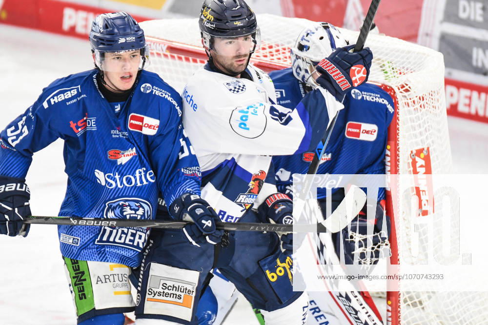 Straubing Tigers vs. Iserlohn Roosters, Eishockey, Deutsche Eishockey Liga, Penny DEL, 33.Spieltag, Saison 2025 2026, 28.12.2025 Danjo Leonhardt (Straubing Tigers) mit Eric Cornel (Iserlohn Roosters), Eishockey Herren, Deutsche Eishockey Liga, Penny DEL, 33.Spieltag, Saison 2025 2026 am 28.12.2025 im Eisstadion am Pulverturm, Straubing Tigers (blau) gegen Iserlohn Roosters (weiss)