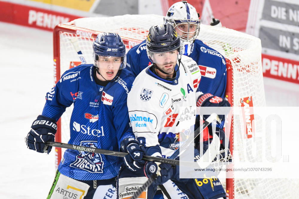 Straubing Tigers vs. Iserlohn Roosters, Eishockey, Deutsche Eishockey Liga, Penny DEL, 33.Spieltag, Saison 2025 2026, 28.12.2025 Danjo Leonhardt (Straubing Tigers) mit Eric Cornel (Iserlohn Roosters), Eishockey Herren, Deutsche Eishockey Liga, Penny DEL, 33.Spieltag, Saison 2025 2026 am 28.12.2025 im Eisstadion am Pulverturm, Straubing Tigers (blau) gegen Iserlohn Roosters (weiss)
