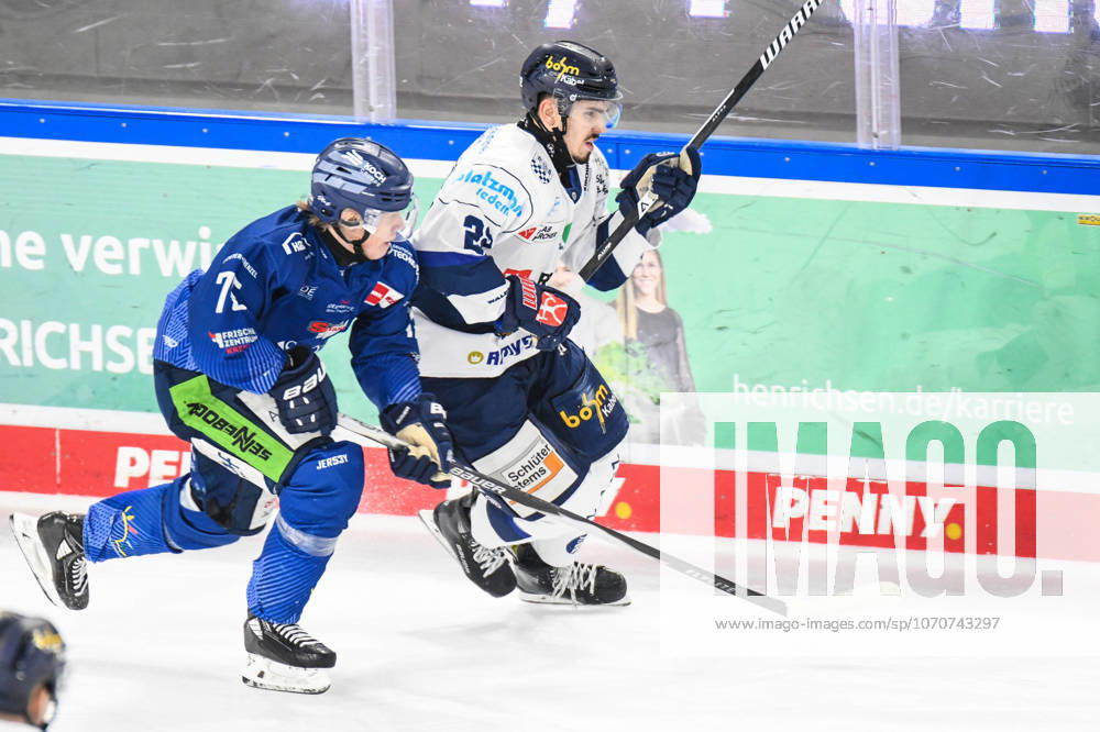 Straubing Tigers vs. Iserlohn Roosters, Eishockey, Deutsche Eishockey Liga, Penny DEL, 33.Spieltag, Saison 2025 2026, 28.12.2025 Elis Hede (Straubing Tigers) im Duell mit Lua Niehus (Iserlohn Roosters), Eishockey Herren, Deutsche Eishockey Liga, Penny DEL, 33.Spieltag, Saison 2025 2026 am 28.12.2025 im Eisstadion am Pulverturm, Straubing Tigers (blau) gegen Iserlohn Roosters (weiss)