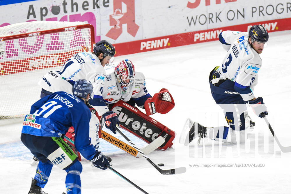 Straubing Tigers vs. Iserlohn Roosters, Eishockey, Deutsche Eishockey Liga, Penny DEL, 33.Spieltag, Saison 2025 2026, 28.12.2025 Tim Fleischer (Straubing Tigers) vergibt den Treffer vor Andreas Jenike (Iserlohn Roosters), Eishockey Herren, Deutsche Eishockey Liga, Penny DEL, 33.Spieltag, Saison 2025 2026 am 28.12.2025 im Eisstadion am Pulverturm, Straubing Tigers (blau) gegen Iserlohn Roosters (weiss)
