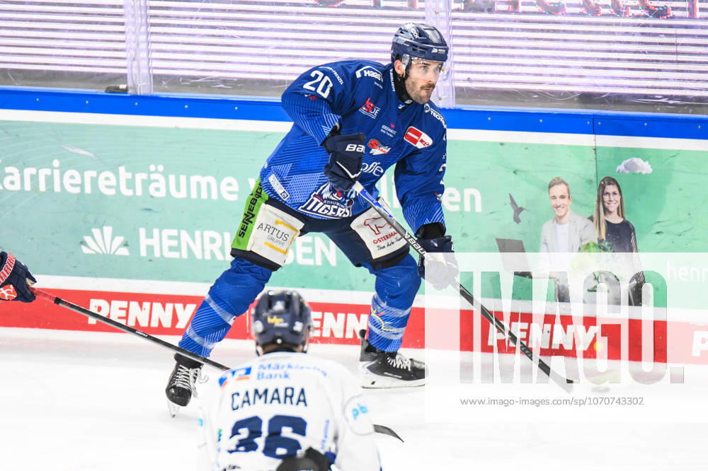 Straubing Tigers vs. Iserlohn Roosters, Eishockey, Deutsche Eishockey Liga, Penny DEL, 33.Spieltag, Saison 2025 2026, 28.12.2025 Justin Scott (straubing Tigers), Eishockey Herren, Deutsche Eishockey Liga, Penny DEL, 33.Spieltag, Saison 2025 2026 am 28.12.2025 im Eisstadion am Pulverturm, Straubing Tigers (blau) gegen Iserlohn Roosters (weiss)