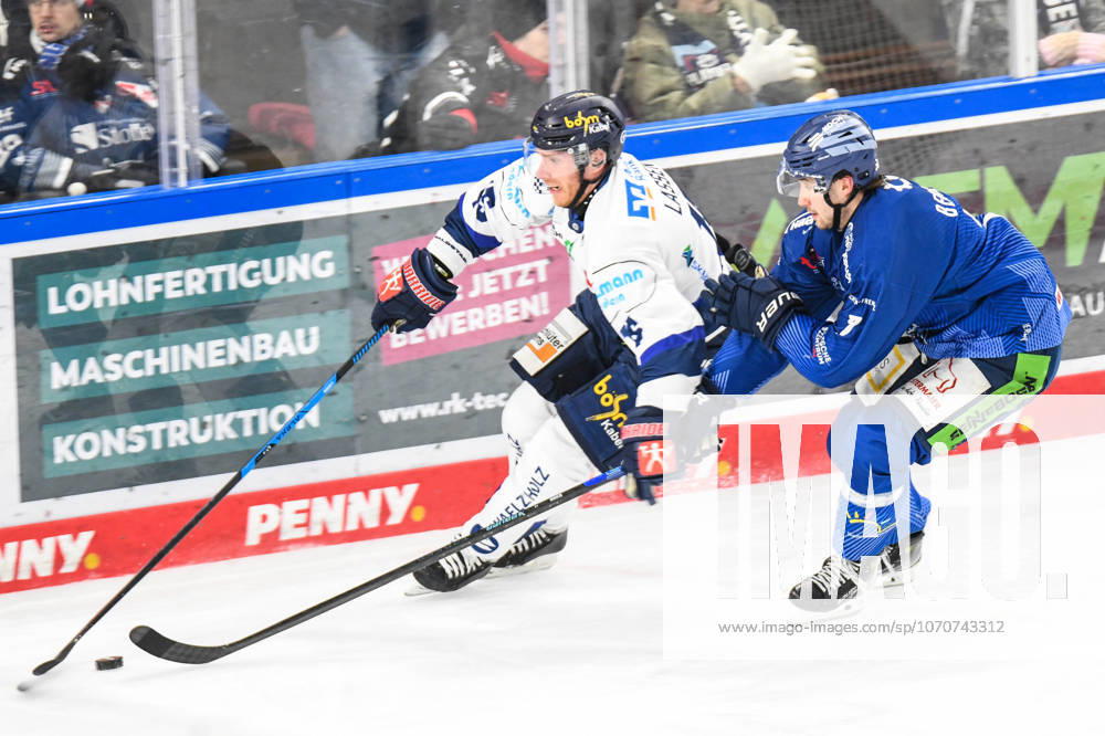 Straubing Tigers vs. Iserlohn Roosters, Eishockey, Deutsche Eishockey Liga, Penny DEL, 33.Spieltag, Saison 2025 2026, 28.12.2025 Nicolas Beaudin (Straubing Tigers) im Duell mit Matias Lassen (Iserlohn Roosters), Eishockey Herren, Deutsche Eishockey Liga, Penny DEL, 33.Spieltag, Saison 2025 2026 am 28.12.2025 im Eisstadion am Pulverturm, Straubing Tigers (blau) gegen Iserlohn Roosters (weiss)