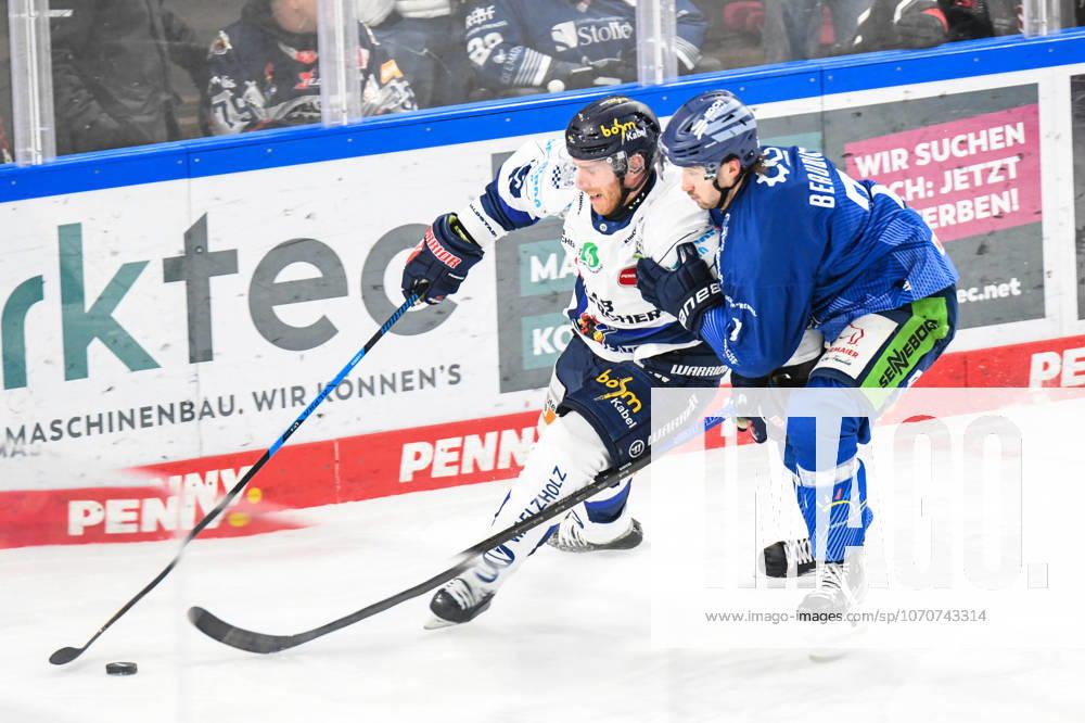 Straubing Tigers vs. Iserlohn Roosters, Eishockey, Deutsche Eishockey Liga, Penny DEL, 33.Spieltag, Saison 2025 2026, 28.12.2025 Nicolas Beaudin (Straubing Tigers) im Duell mit Matias Lassen (Iserlohn Roosters), Eishockey Herren, Deutsche Eishockey Liga, Penny DEL, 33.Spieltag, Saison 2025 2026 am 28.12.2025 im Eisstadion am Pulverturm, Straubing Tigers (blau) gegen Iserlohn Roosters (weiss)