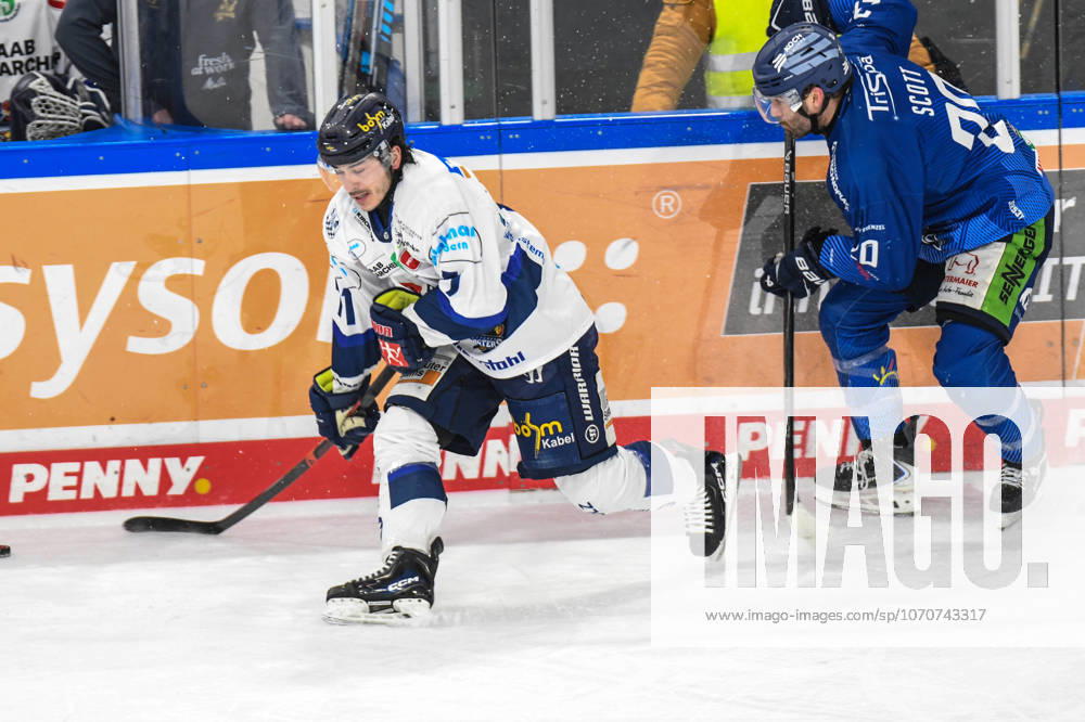 Straubing Tigers vs. Iserlohn Roosters, Eishockey, Deutsche Eishockey Liga, Penny DEL, 33.Spieltag, Saison 2025 2026, 28.12.2025 Justin Scott (straubing Tigers) behindert Daniel Fischbuch (Iserlohn Roosters), Eishockey Herren, Deutsche Eishockey Liga, Penny DEL, 33.Spieltag, Saison 2025 2026 am 28.12.2025 im Eisstadion am Pulverturm, Straubing Tigers (blau) gegen Iserlohn Roosters (weiss)