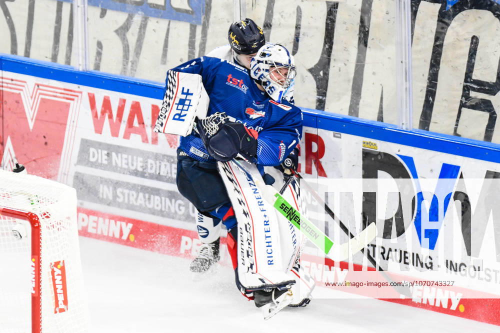 Straubing Tigers vs. Iserlohn Roosters, Eishockey, Deutsche Eishockey Liga, Penny DEL, 33.Spieltag, Saison 2025 2026, 28.12.2025 Florian Bugl (Straubing Tigers) klaert in hoechster Not, Eishockey Herren, Deutsche Eishockey Liga, Penny DEL, 33.Spieltag, Saison 2025 2026 am 28.12.2025 im Eisstadion am Pulverturm, Straubing Tigers (blau) gegen Iserlohn Roosters (weiss)