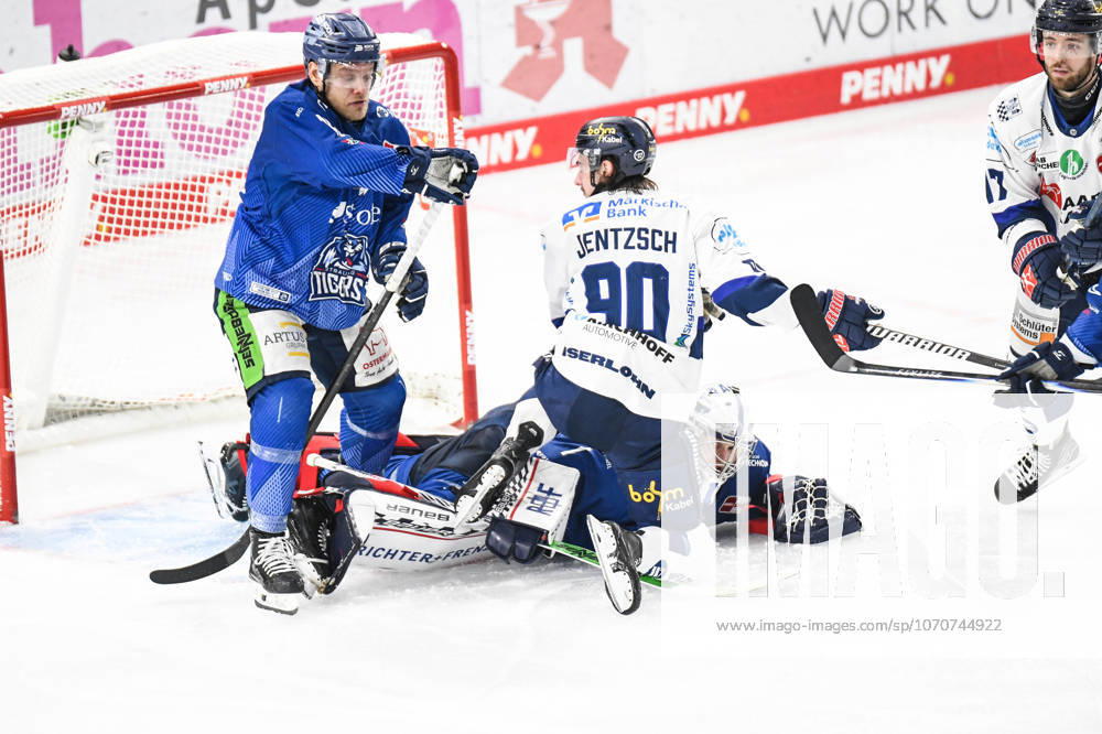 Straubing Tigers vs. Iserlohn Roosters, Eishockey, Deutsche Eishockey Liga, Penny DEL, 33.Spieltag, Saison 2025 2026, 28.12.2025 Florian Bugl und Tim Brunnhuber (Straubing Tigers) verhindern den Treffer von Tarjo Jentzsch (Iserlohn Roosters), Eishockey Herren, Deutsche Eishockey Liga, Penny DEL, 33.Spieltag, Saison 2025 2026 am 28.12.2025 im Eisstadion am Pulverturm, Straubing Tigers (blau) gegen Iserlohn Roosters (weiss)