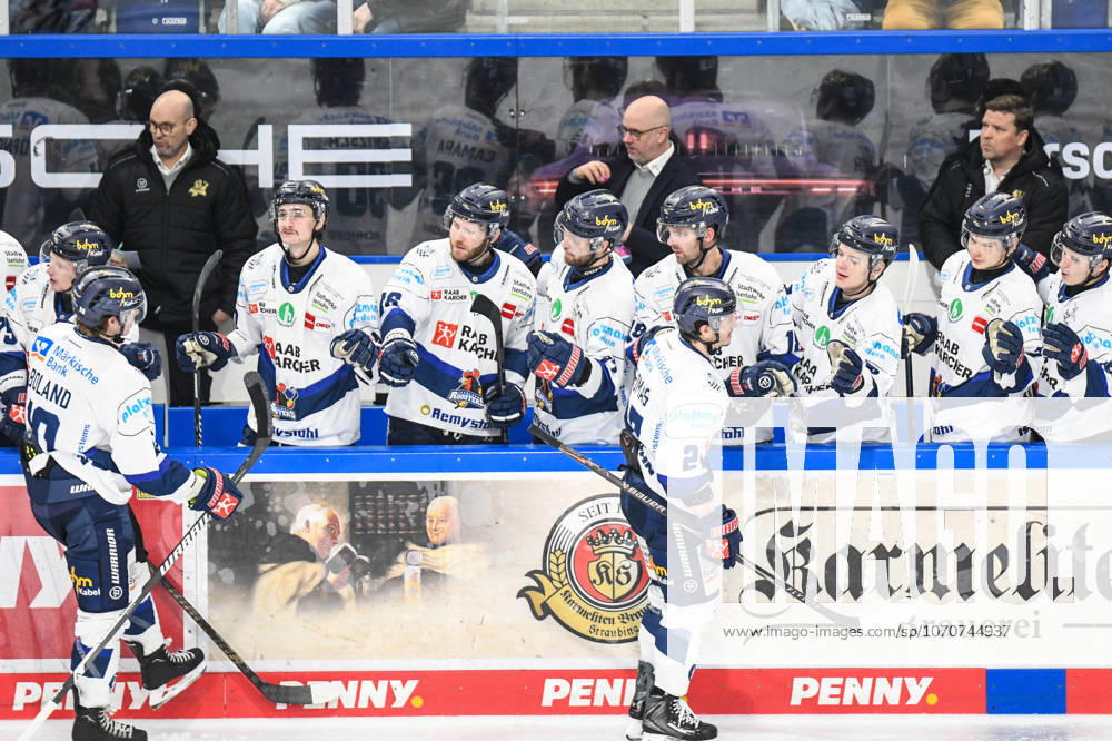 Straubing Tigers vs. Iserlohn Roosters, Eishockey, Deutsche Eishockey Liga, Penny DEL, 33.Spieltag, Saison 2025 2026, 28.12.2025 Christian Thomas (Iserlohn Roosters) bejubelt seinen Treffer, Eishockey Herren, Deutsche Eishockey Liga, Penny DEL, 33.Spieltag, Saison 2025 2026 am 28.12.2025 im Eisstadion am Pulverturm, Straubing Tigers (blau) gegen Iserlohn Roosters (weiss)