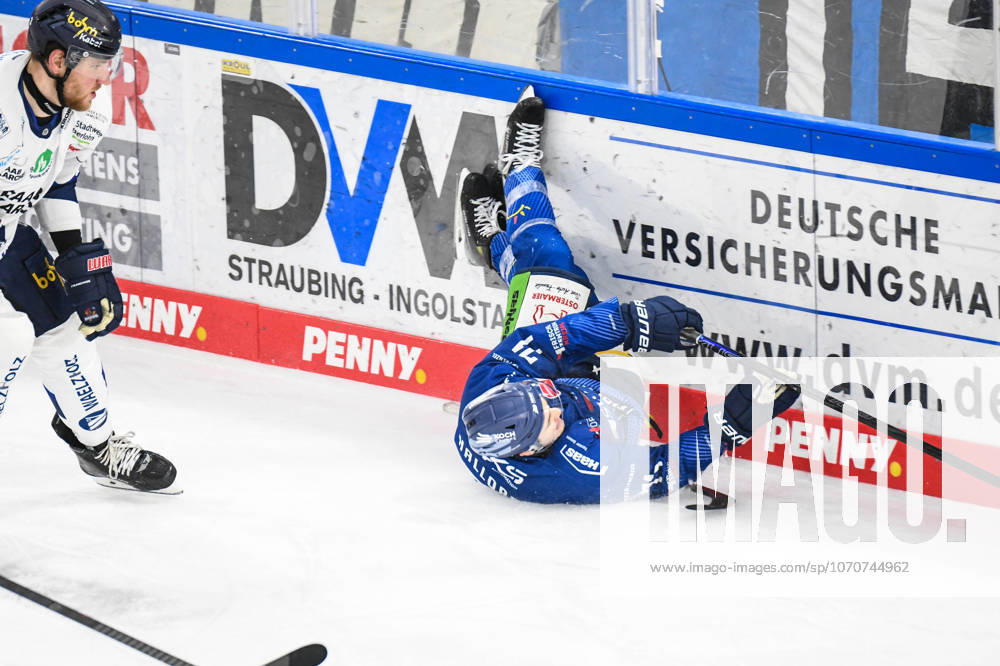 Straubing Tigers vs. Iserlohn Roosters, Eishockey, Deutsche Eishockey Liga, Penny DEL, 33.Spieltag, Saison 2025 2026, 28.12.2025 Nicholas Halloran (Straubing Tigers) rutscht in die Bande, Eishockey Herren, Deutsche Eishockey Liga, Penny DEL, 33.Spieltag, Saison 2025 2026 am 28.12.2025 im Eisstadion am Pulverturm, Straubing Tigers (blau) gegen Iserlohn Roosters (weiss)