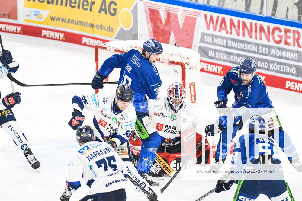 Straubing Tigers vs. Iserlohn Roosters, Eishockey, Deutsche Eishockey Liga, Penny DEL, 33.Spieltag, Saison 2025 2026, 28.12.2025 Justin Scott und Stefan Loibl (Straubing Tigers) im Kampf um den Puck, Eishockey Herren, Deutsche Eishockey Liga, Penny DEL, 33.Spieltag, Saison 2025 2026 am 28.12.2025 im Eisstadion am Pulverturm, Straubing Tigers (blau) gegen Iserlohn Roosters (weiss)