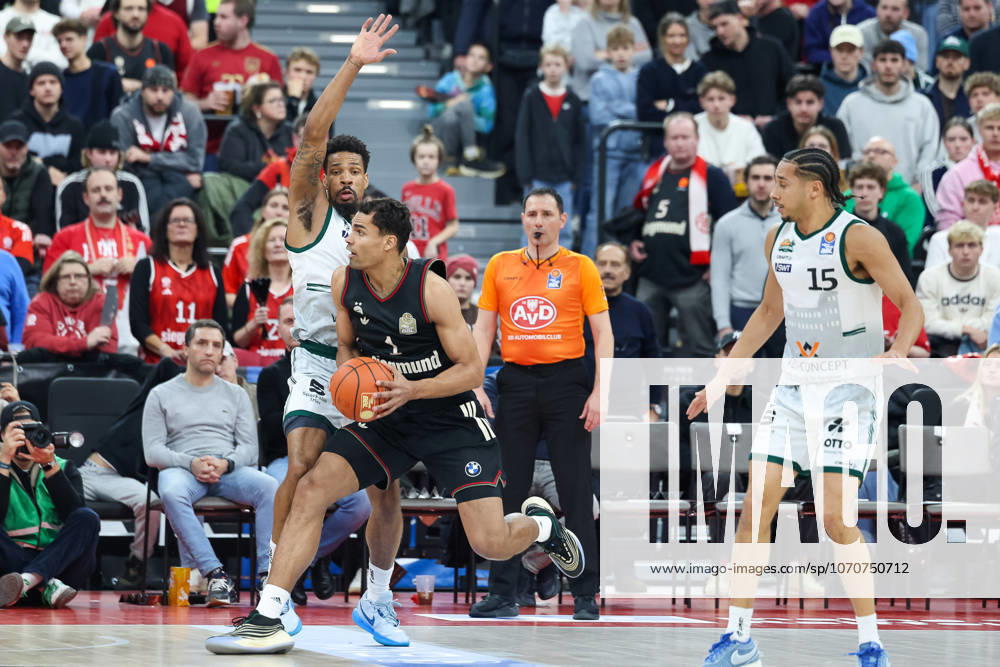 Oscar da Silva (FC Bayern Basketball, 01) mit Jordan Roland (Vet Concept Gladiators Trier, 15), GER, FC Bayern Basketball vs. Vet Concept Gladiators Trier, Basketball, easycredit Basketball Bundesliga, 11. Spieltag, Saison 2025 2026, 28.12.2025, GER, FC Bayern Basketball vs. Vet Concept Gladiators Trier, Basketball, easycredit Basketball Bundesliga, 11. Spieltag, Saison 2025 2026, 28.12.2025 Muenchen