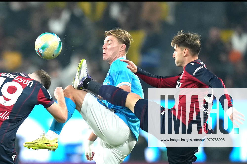 Napolis Rasmus Hojlund fights for the ball with Bologna s Juan Miranda during the EA Sports FC italian Supercup 2025 2026 semifinal match between Napoli and Bologna at Al-Awwal Park Stadium in Riyadh, Saudi Arabia - Soccer - Monday