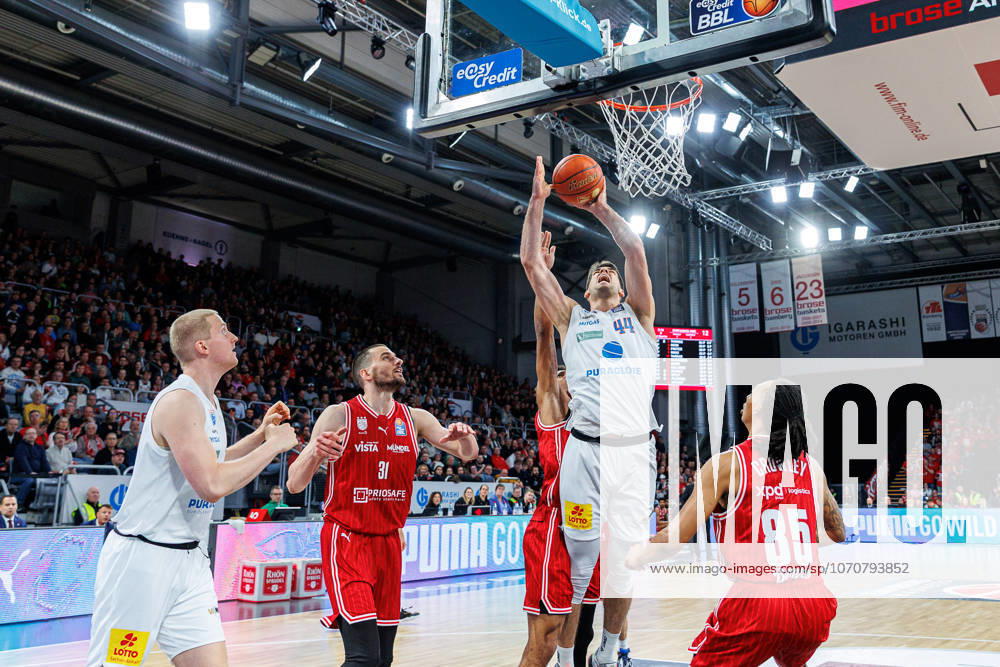 Daniel Keppeler (BMA365 Bamberg Baskets, 31), Demarcus Demonia (BMA365 Bamberg Baskets, 08), Jure Planinic (SYNTAINICS MBC, 44), Austin Crowley (BMA365 Bamberg Baskets, 85), BMA365 Bamberg Baskets vs. SYNTAINICS MBC, Basketball, easyCredit BBL, 13. Spieltag, 30.12.2025 BMA365 Bamberg Baskets vs. SYNTAINICS MBC, Basketball, easyCredit BBL, 13. Spieltag, 30.12.2025 Bamberg
