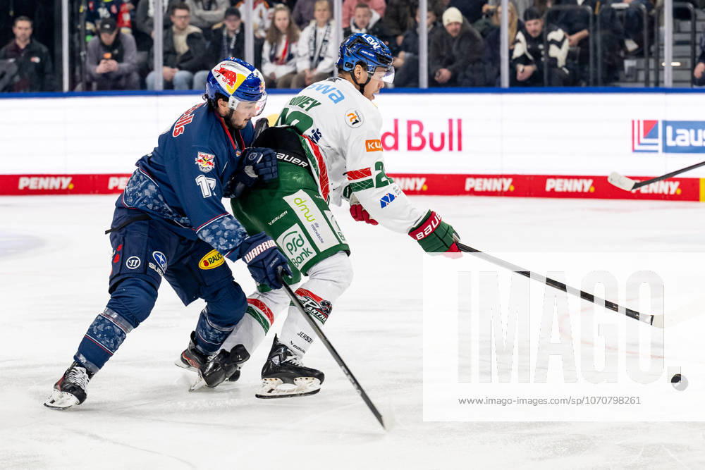 Kampf um den Puck Zweikampf zwischen Taro Hirose (EHC Red Bull Muenchen, 17) und Madison Bowey (Augsburger Panther, 22) GER, EHC Red Bull Muenchen vs. Augsburger Panther, Eishockey, DEL, 34. Spieltag, Saison 2025 2026, 30.12.2025. GER, EHC Red Bull Muenchen vs. Augsburger Panther, Eishockey, DEL, 34. Spieltag, Saison 2025 2026, 30.12.2025. Muenchen