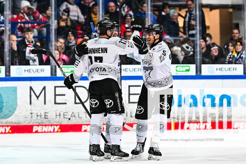 Torjubel, Jubel, Freude bei Torschütze Jan Luca Sennhenn (Kölner Haie, 17) Robin Van Calster (Kölner Haie, 5), GER, Iserlohn Roosters vs. Koeler Haie, Eishockey, Penny-DEL, 34. Spieltag, Spielzeit 2025 2026, 30.12.2025, GER, Iserlohn Roosters vs. Koeler Haie, Eishockey, Penny-DEL, 34. Spieltag, Spielzeit 2025 2026, 30.12.2025 Iserlohn