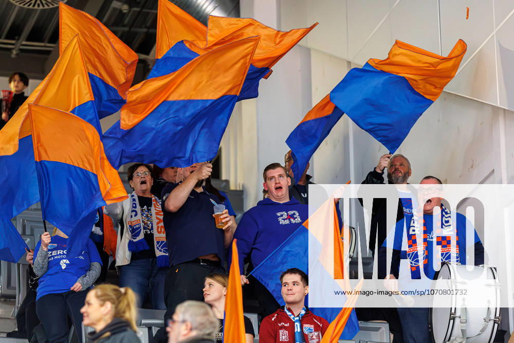 Fan, Fans, Zuschauer, jubelt, Jubel, positive Emotionen, positive Emotion, Symbolbild, Symbolfoto, Themenfoto, Themenbild, BMA365 Bamberg Baskets vs. SYNTAINICS MBC, Basketball, easyCredit BBL, 13. Spieltag, 30.12.2025 BMA365 Bamberg Baskets vs. SYNTAINICS MBC, Basketball, easyCredit BBL, 13. Spieltag, 30.12.2025 Bamberg