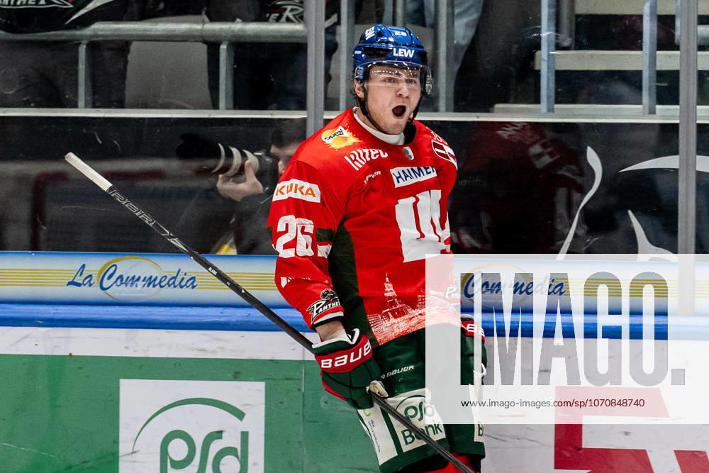 Alexander Blank (Augsburger Panther, 26) bejubelt sein Tor zum 7:5 GER, Augsburger Panther vs. Schwenninger Wild Wings, Eishockey, DEL, 35. Spieltag, Saison 2025 2026, 02.01.2026. GER, Augsburger Panther vs. Schwenninger Wild Wings, Eishockey, DEL, 35. Spieltag, Saison 2025 2026, 02.01.2026. Augsburg