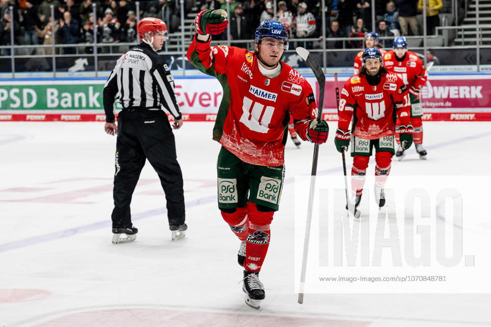 Alexander Blank (Augsburger Panther, 26) bei der Rueckkehr zur Bank nach seinem Tor zum 7:5 GER, Augsburger Panther vs. Schwenninger Wild Wings, Eishockey, DEL, 35. Spieltag, Saison 2025 2026, 02.01.2026. GER, Augsburger Panther vs. Schwenninger Wild Wings, Eishockey, DEL, 35. Spieltag, Saison 2025 2026, 02.01.2026. Augsburg