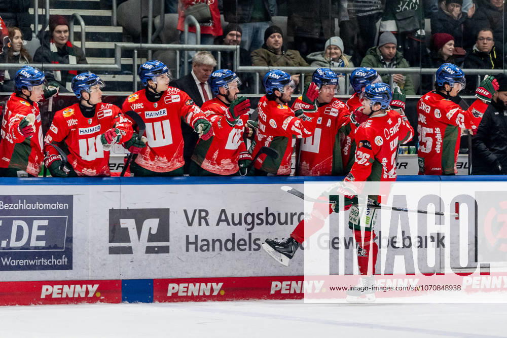 Alexander Blank (Augsburger Panther, 26) beim Abklatschen an der Bank nach seinem Tor zum 7:5 GER, Augsburger Panther vs. Schwenninger Wild Wings, Eishockey, DEL, 35. Spieltag, Saison 2025 2026, 02.01.2026. GER, Augsburger Panther vs. Schwenninger Wild Wings, Eishockey, DEL, 35. Spieltag, Saison 2025 2026, 02.01.2026. Augsburg