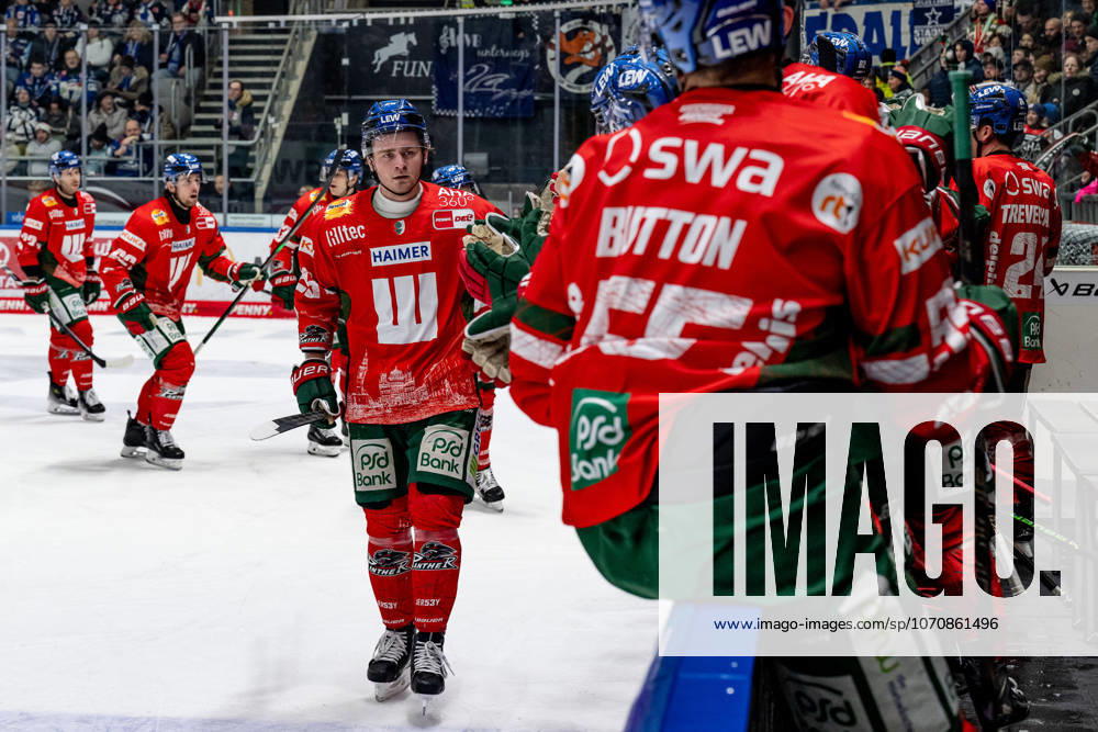 Alexander Blank (Augsburger Panther, 26) beim Abklatschen an der Bank nach seinem Tor zum 5:2 GER, Augsburger Panther vs. Schwenninger Wild Wings, Eishockey, DEL, 35. Spieltag, Saison 2025 2026, 02.01.2026. GER, Augsburger Panther vs. Schwenninger Wild Wings, Eishockey, DEL, 35. Spieltag, Saison 2025 2026, 02.01.2026. Augsburg