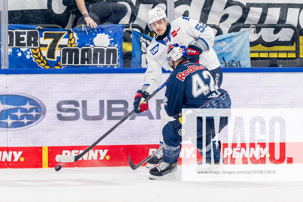 Kampf um den Puck Zweikampf zwischen Nicolas Mattinen (Adler Mannheim, 52) und Yasin Ehliz (EHC Red Bull Muenchen, 42) GER, EHC Red Bull Muenchen vs. Adler Mannheim, Eishockey, DEL, 36. Spieltag, Saison 2025 2026, 04.01.2026. GER, EHC Red Bull Muenchen vs. Adler Mannheim, Eishockey, DEL, 36. Spieltag, Saison 2025 2026, 04.01.2026. Muenchen