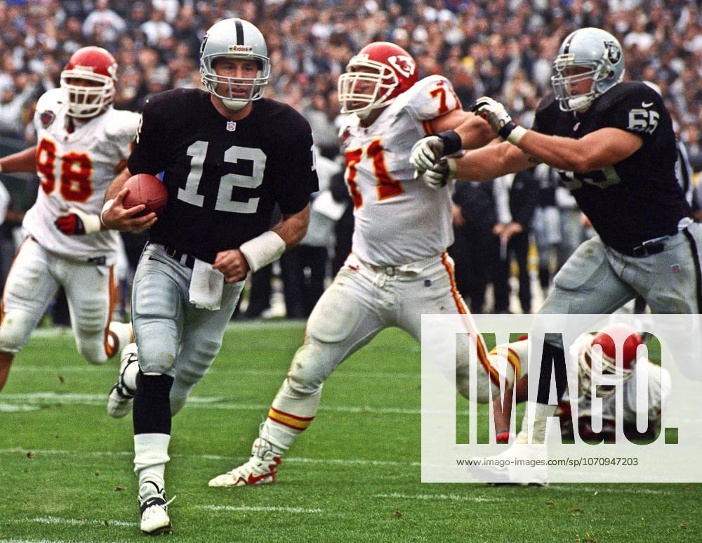 Oakland, California, U.S - Oakland Raiders vs. Kansas City Chiefs at Oakland Alameda County Coliseum Sunday, November 29, 1999. Chiefs beat Raiders 37-34. Oakland Raiders quarterback Rich Gannon