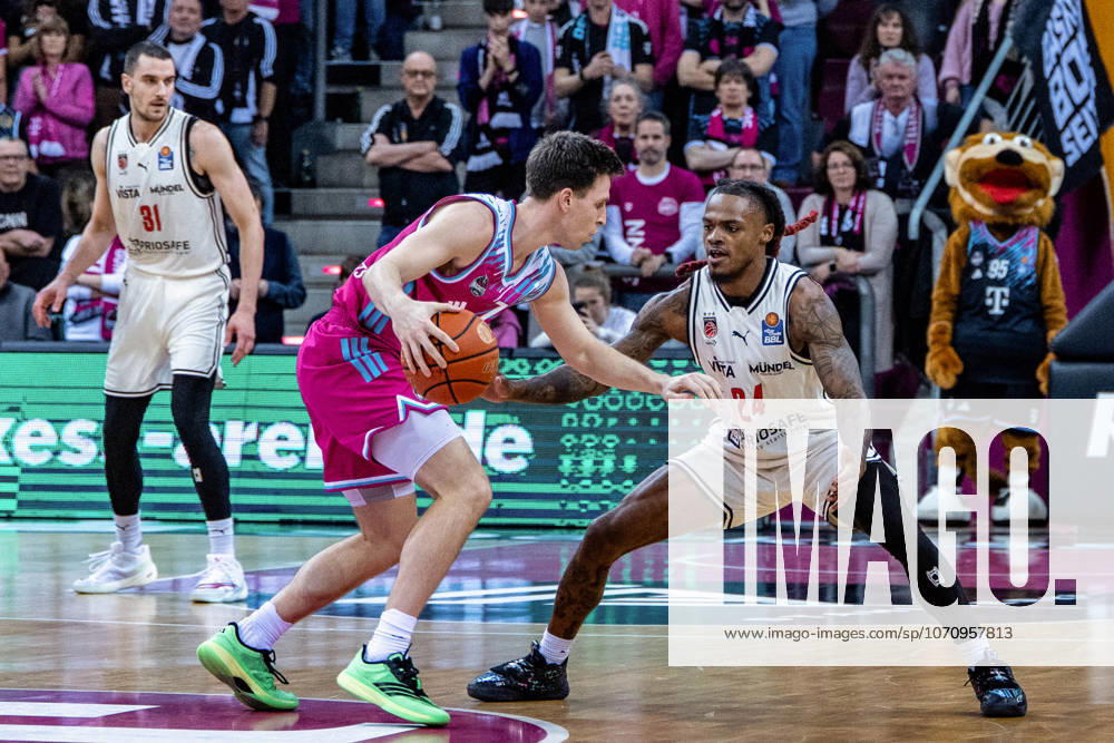 Grayson Murphy (Telekom Baskets Bonn, 07) vs Cobe Williams (BMA365 Baskets Bamberg, 24), Daniel Keppeler (BMA365 Baskets Bamberg, 31) Telekom Baskets Bonn vs. BMA365 Baskets Bamberg, Basketball, easy Credit BBL, 14. Spieltag, 2025 2026, 05.01.2026 Telekom Baskets Bonn vs. BMA365 Baskets Bamberg, easy Credit BBL, 14. Spieltag, 2025 2026, 05.01.2026 Bonn