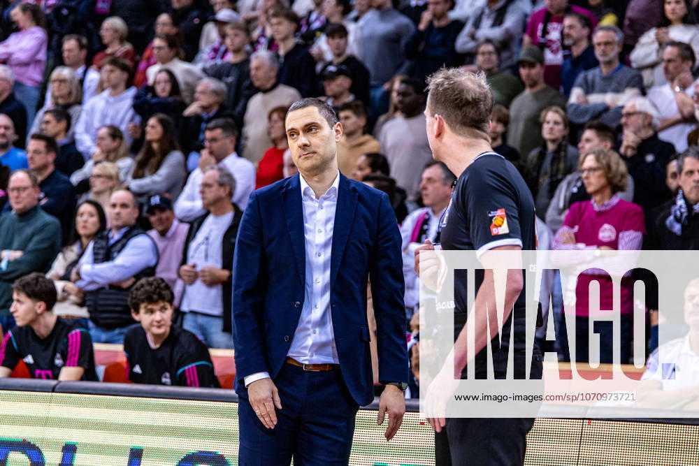 Marko Stankovic (Telekom Baskets Bonn, Headcoach) schaut unzufrieden ueber eine Entscheidung des Schiedsrichters Telekom Baskets Bonn vs. BMA365 Baskets Bamberg, Basketball, easy Credit BBL, 14. Spieltag, 2025 2026, 05.01.2026 Telekom Baskets Bonn vs. BMA365 Baskets Bamberg, easy Credit BBL, 14. Spieltag, 2025 2026, 05.01.2026 Bonn