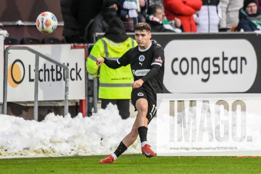 Arkadiusz Pyrka ( Pauli ) am Ball Deutschland , Hamburg , Millerntorstadion , Fussball , 1. Bundesliga , Test , FC St Pauli - SV Werder Bremen
