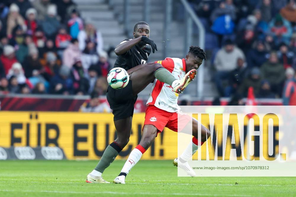 Im Zweikampf, Aktion, mit Dayot Upamecano 2 (FC Bayern Muenchen), Karim Konate 19 (FC Red Bull Salzburg), FC Red Bull Salzburg vs. FC Bayern Muenchen, Fussball, Testspiel, 06.01.2026 Salzburg Salzburg Oesterreich