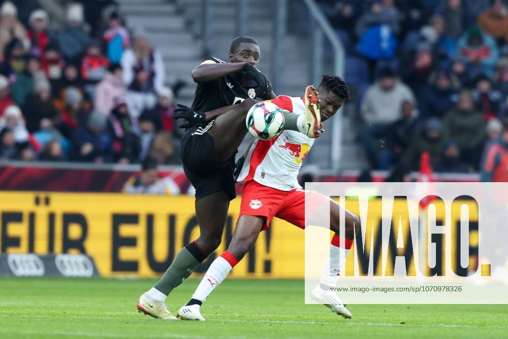 Im Zweikampf, Aktion, mit Dayot Upamecano 2 (FC Bayern Muenchen), Karim Konate 19 (FC Red Bull Salzburg), FC Red Bull Salzburg vs. FC Bayern Muenchen, Fussball, Testspiel, 06.01.2026 Salzburg Salzburg Oesterreich