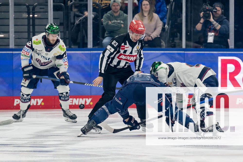 Linesperson David Tschirner fuehrt ein Bully Faceoff aus zwischen Patrick Hager (EHC Red Bull Muenchen, 52) und Leonhard Pfoederl (Eisbaeren Berlin, 93) GER, EHC Red Bull Muenchen vs. Eisbaeren Berlin, Eishockey, DEL, 37. Spieltag, Saison 2025 2026, 06.01.2026. GER, EHC Red Bull Muenchen vs. Eisbaeren Berlin, Eishockey, DEL, 37. Spieltag, Saison 2025 2026, 06.01.2026. Muenchen